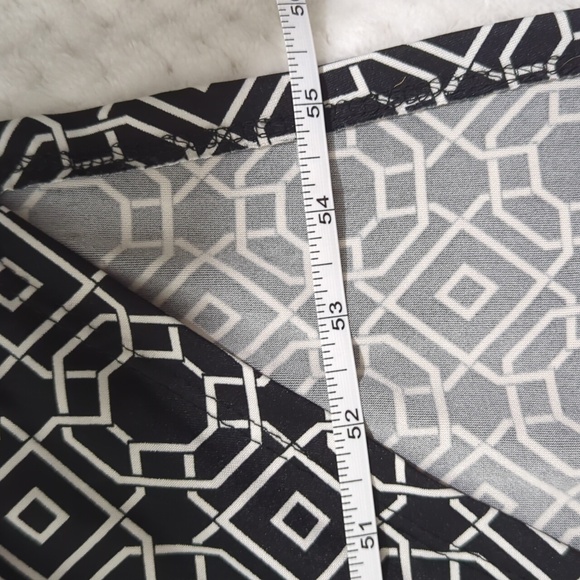 3/$10❣️NINA LEONARD Black and White Geometric Maxi Dress - Picture 9 of 9